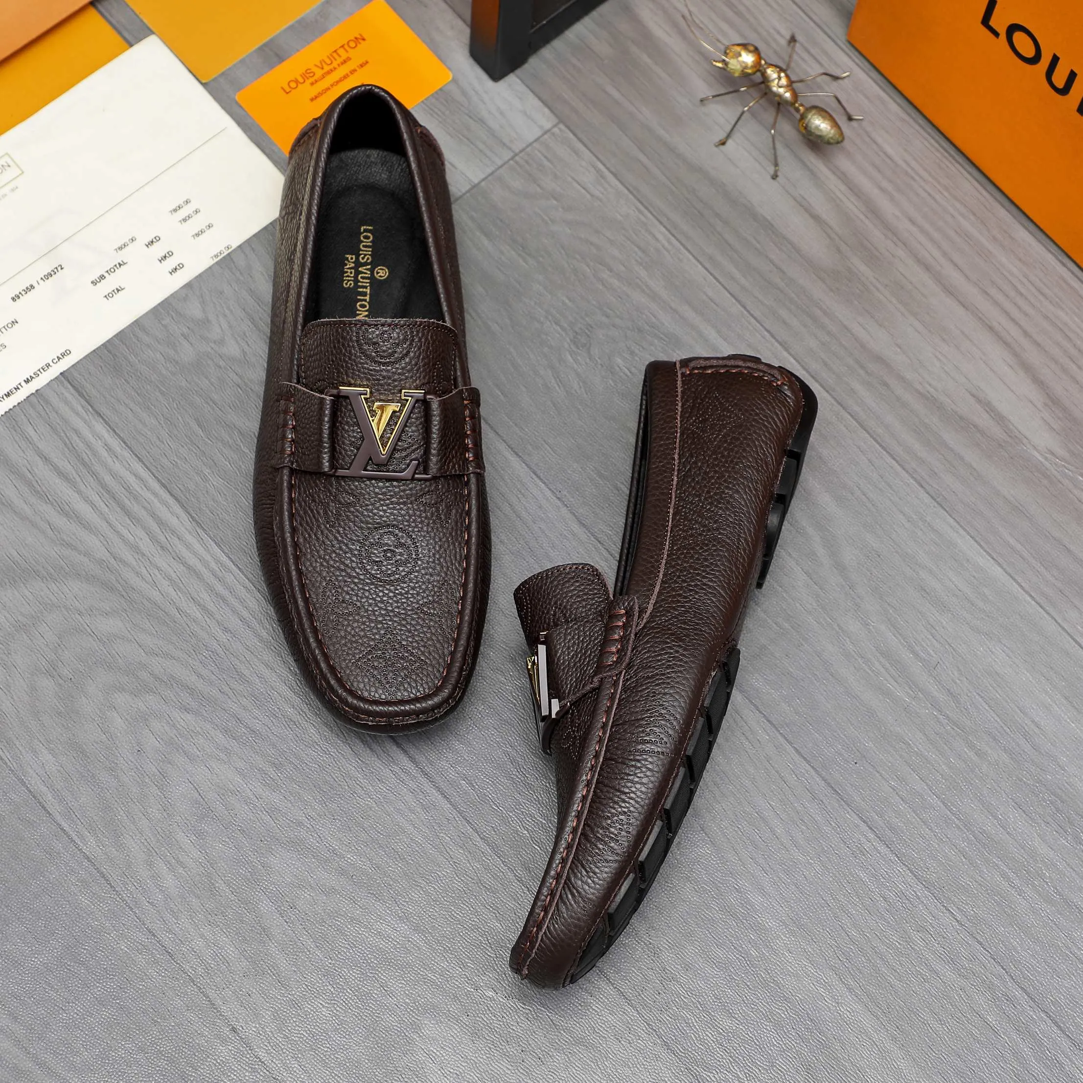 Men's shoes 💰400 Product trademark: LV "Louis Vuitton" business slip-on leather shoes Regular size: 38-45 (45 is custom-made and non-returnable) Product materials: Selected high-quality cowhide embossed upper, pigskin lining, rubber outsole